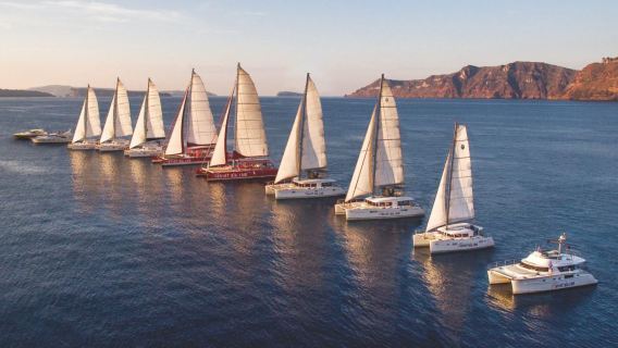 แล่นเรือใบ เรือทะเลอีเจียนในซานโตรินี ประเทศกรีซ (รับที่ โรงแรม/ ดำน้ำตื้น/ บาร์บีคิว/ บ่อน้ำพุร้อนโคลน/ พระอาทิตย์ตกเอีย/ เรือหลายประเภทก็ได้)