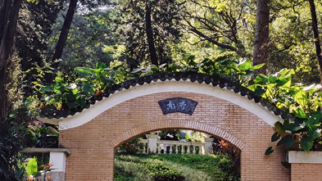 Guangzhou Day Tour with Bilingual Service: Guangdong Provincial Museum + Canton Tower + Chen Clan Ancestral Hall + Sha Mian + Yuexiu Park