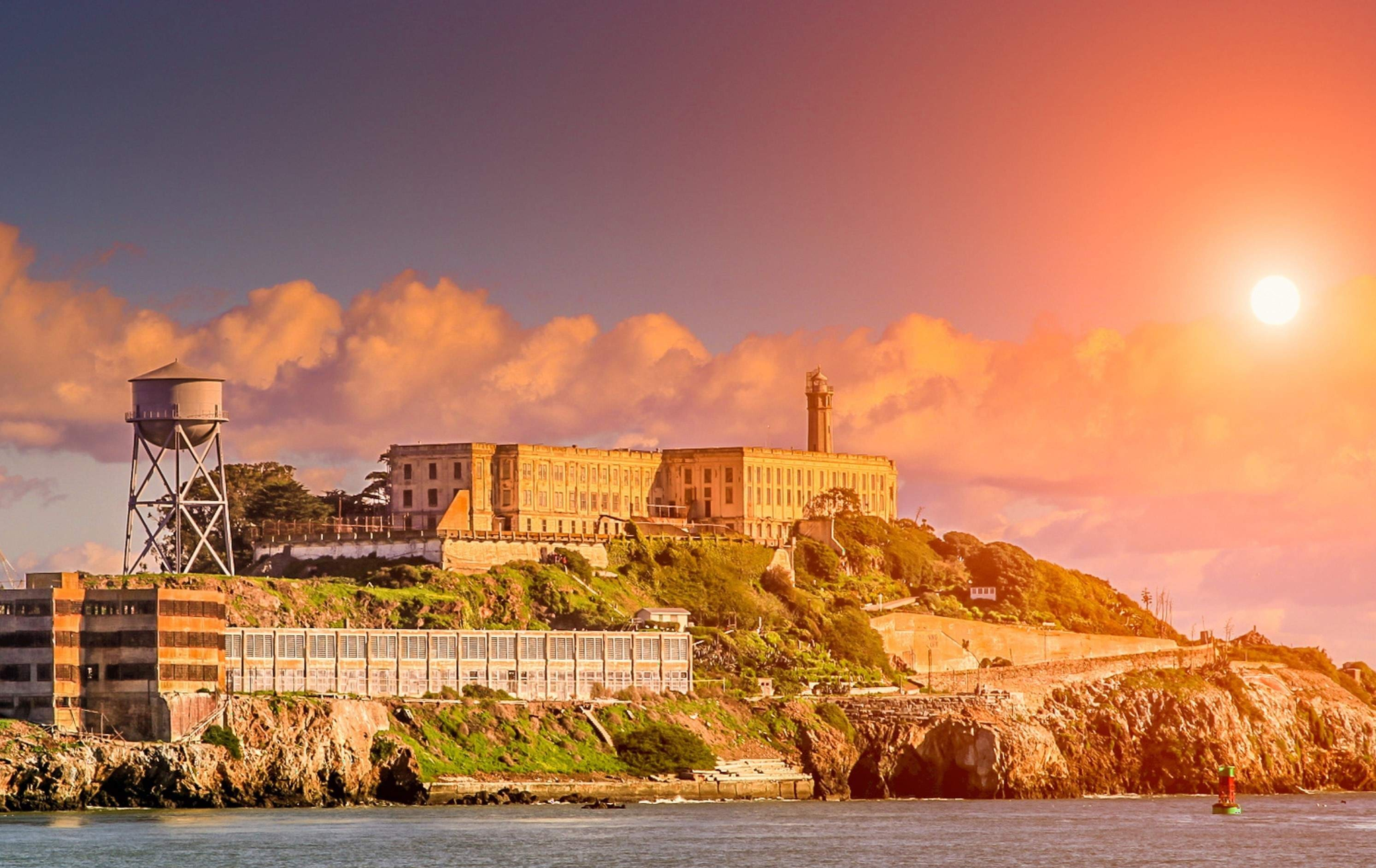 ตั๋วล่องเรือชมเกาะอัลคาทราซและสะพานโกลเดนเกตในซานฟรานซิสโก [การล่องเรือ 90 นาที พร้อมออดิโอไกด์หลายภาษา]