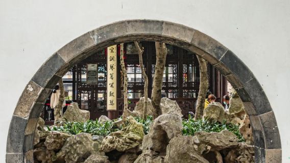 Private licensed guide service at Geyuan Garden