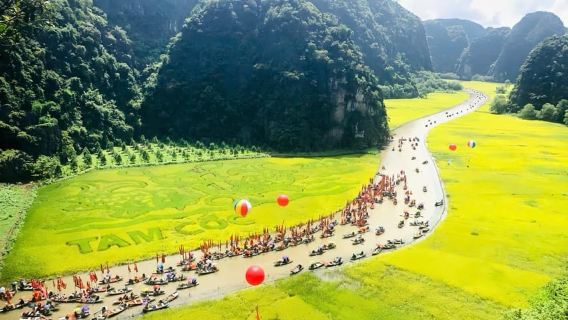Kleine Gruppe erkunden die Kalksteinlegenden von Ninhbinh