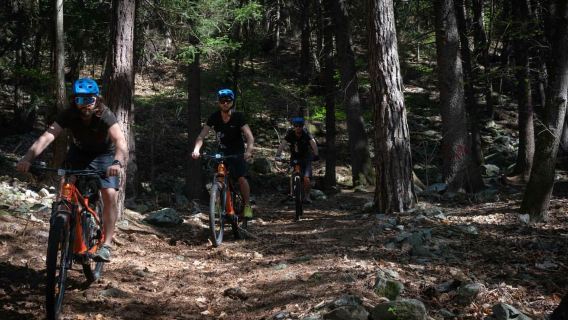 Pengendara E-Bike dengan Indomita