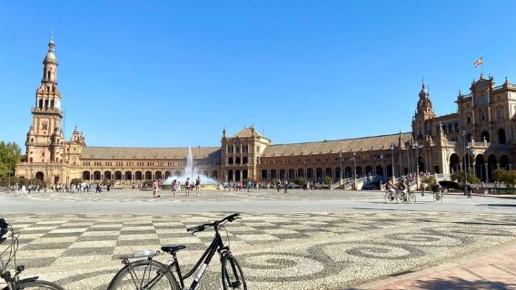 Sevilla: Relajante recorrido en bicicleta eléctrica con guía turístico