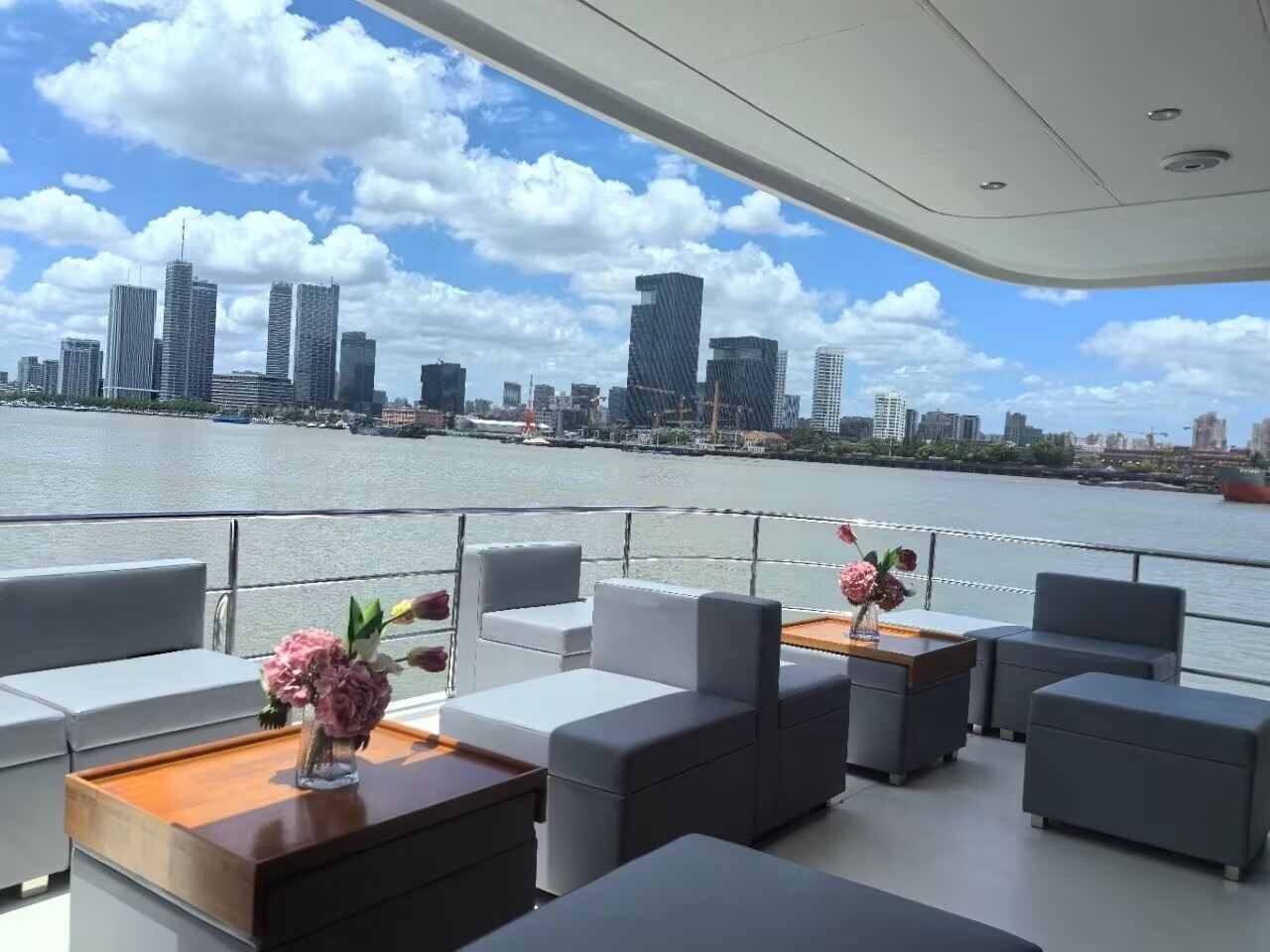 【上海遊艇租賃】上海外灘 70尺雙體豪華遊艇包船夜遊黃浦江90分鐘+定制圓桌中餐+靜泊用餐90分鐘