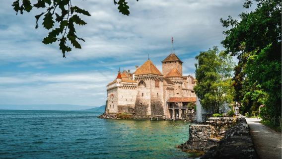 日內瓦湖環湖遊：依雲小鎮+西庸城堡+拉沃葡萄園+洛桑小鎮