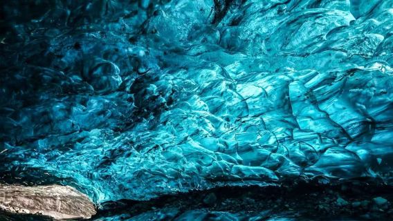 冰島雷克雅未克黃金圈+藍冰洞徒步+黑沙灘【私家包車+免費定制】