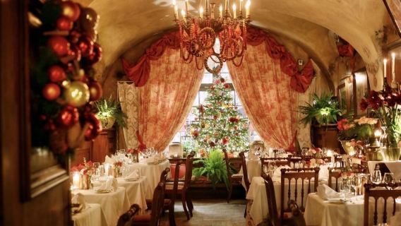 tempahan tempat duduk restoran viral U Fukiera di Warsaw, Poland