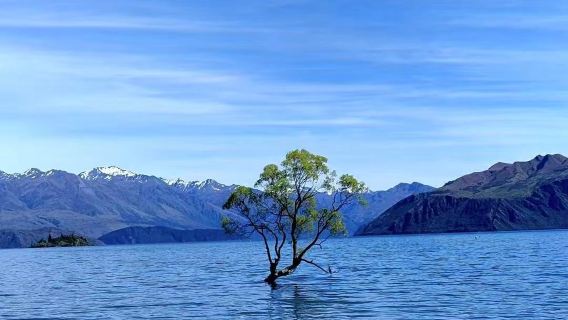 Queenstown to Wānaka round-trip private charter for exploring North and South Islands with Chinese service, exclusive private experience.