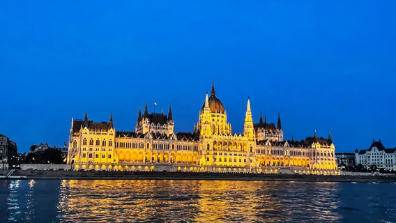 Hungary Budapest Du thuyền ngắm cảnh đêm trên sông Danube - Điểm nổi bật của thành phố / Bao gồm đồ uống