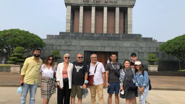 Tour de descubrimiento de la ciudad de Hanói en limusina de lujo de día completo