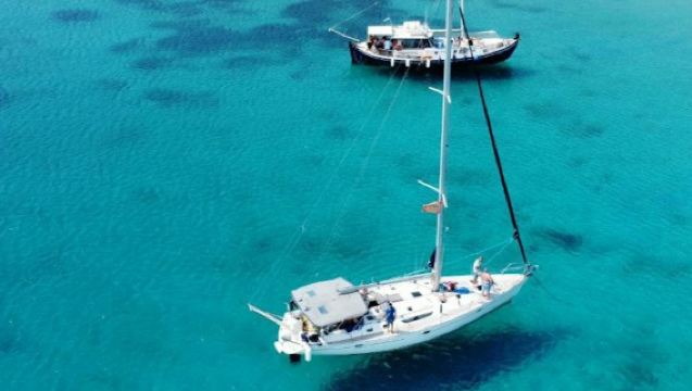 Safari playero en Miconos y Rhenia: Crucero al atardecer en yate + Cena