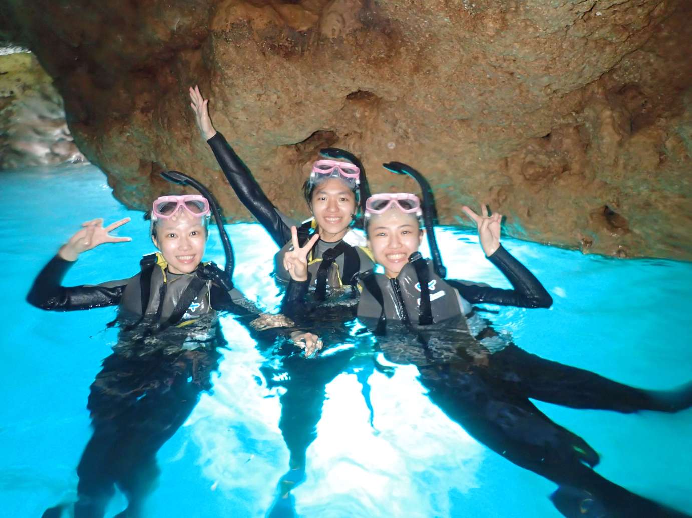 日本沖繩・青洞｜體驗潛水&浮潛｜3-5小時【搭船出海+中文服務+無額外收費+免費照片&影片+恩納村部分可接駁】