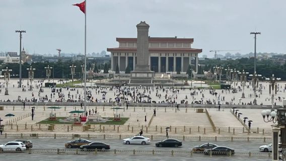 Upacara Pengibaran Bendera di Tiananmen Beijing/menyaksikan upacara pengibaran bendera+opsi pengangkutan dalam Lingkaran Kelima+menghadiahkan bendera kecil+pemandu pelancong