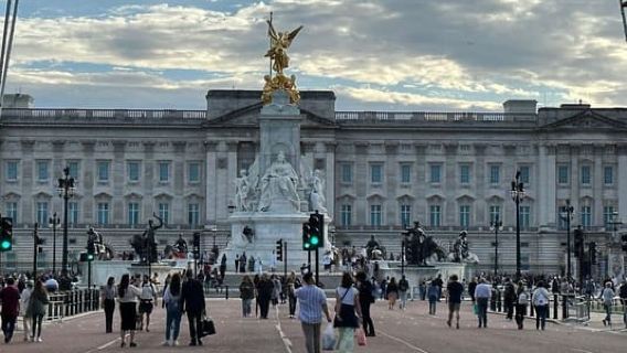 London: Buckingham Palace & Westminster Guided Walking Tour