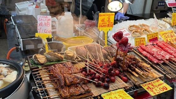 Kuromon Market Food Walking Tour in Osaka (6 stops, 6 tastes)