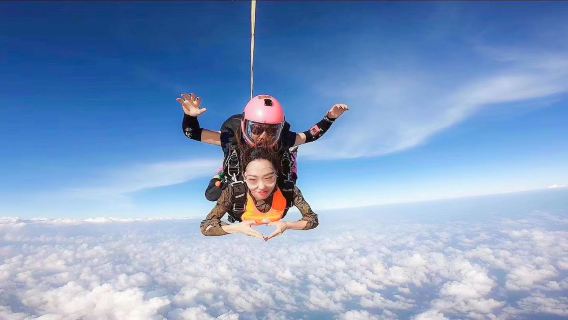 新疆賽里木湖跳傘 2700公尺高度直升機空中觀光海拔4700公尺湖景跳傘【2700公尺自由落體+專業高清攝像+視訊剪輯】