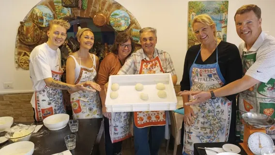 Corso di cucina per pizza a Napoli [Esperienza di preparazione della pizza/Impara la storia/Lezione in piccoli gruppi/Bevande e alcolici inclusi]