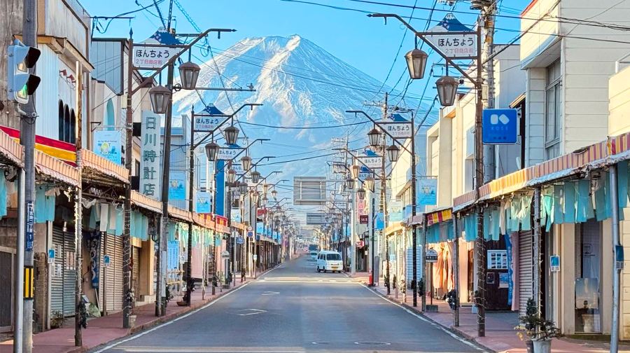 新倉山淺間公園+日川時計店+忍野八海+山中湖+河口湖一日遊