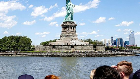 อนุสาวรีย์เทพีเสรีภาพ: ทัวร์พร้อมไกด์แบบเร่งด่วน + ตั๋วเรือเฟอร์รี่ไป-กลับ