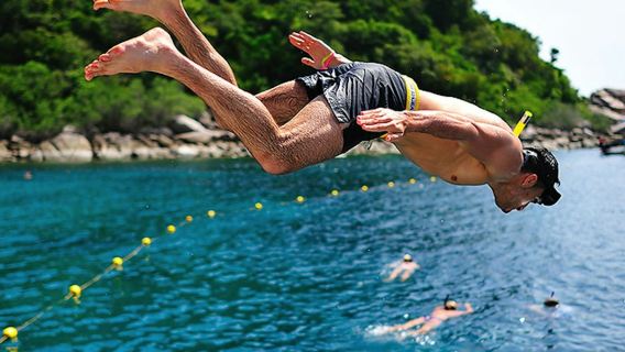 タオ島とナンユアン島：サムイ島発ガイド付きスピードボート ツアー + 食事