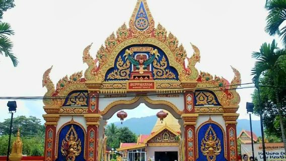 Penang Hill + Kek Lok Si Temple + Street Art District + Clan Jetties of Penang + Buddhist Temple Wat Buppharam 1-day tour