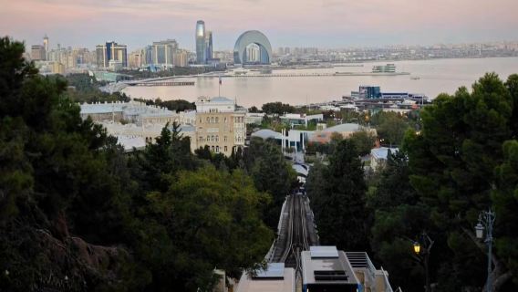 tour giornaliero a Baku, Azerbaijan (pitture rupestri di Gobustan, vulcani di fango e città vecchia di Baku) con prelievo in hotel