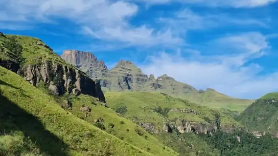 ทัวร์เต็มวันภูเขา Drakensberg จากเดอร์บันและเดินป่า