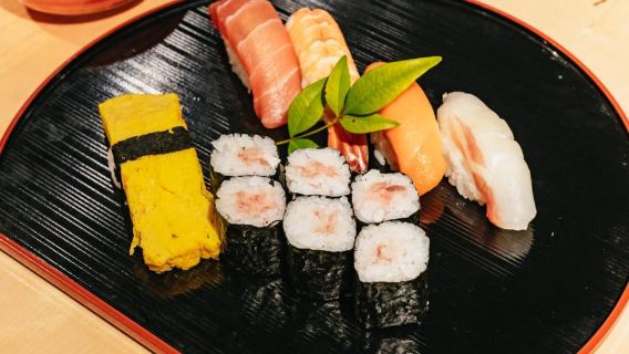 Токио: мастер-класс по приготовлению суши на рыбном рынке Цукидзи с профессиональным шеф-поваром