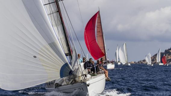 Únase a nosotros para vivir una auténtica experiencia de navegación en el archipiélago de la Maddalena.