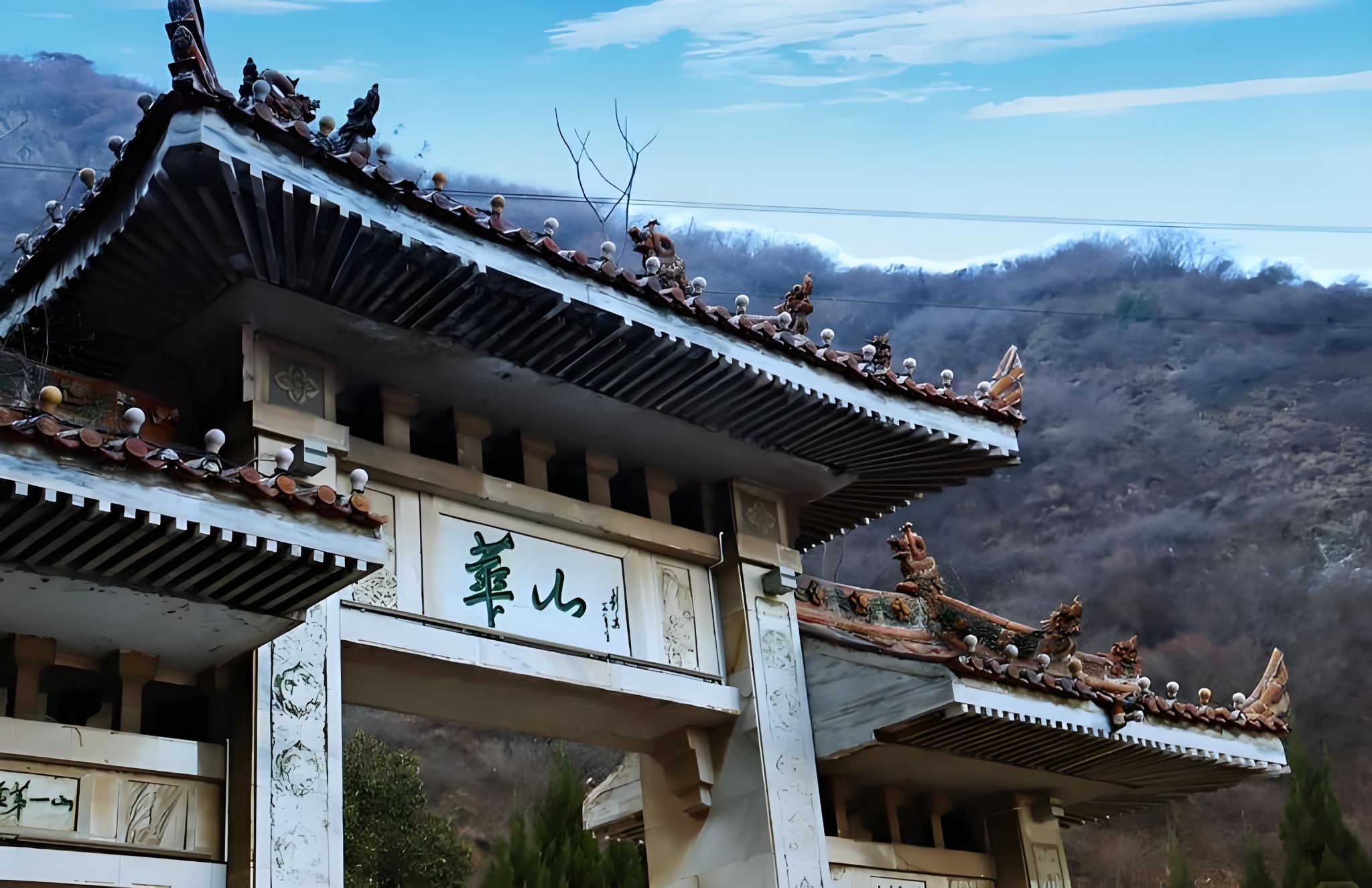 西安市 - 華山個人旅行オプション:最初の入場券を含む往復直通バス、景勝地への便利な直接アクセス。