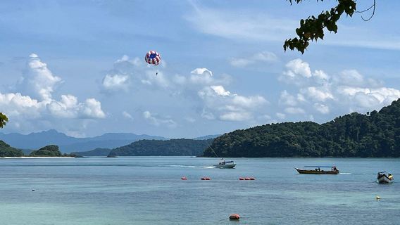Recorrido clásico de isla en isla en Langkawi + lancha rápida compartida + guía turístico en inglés