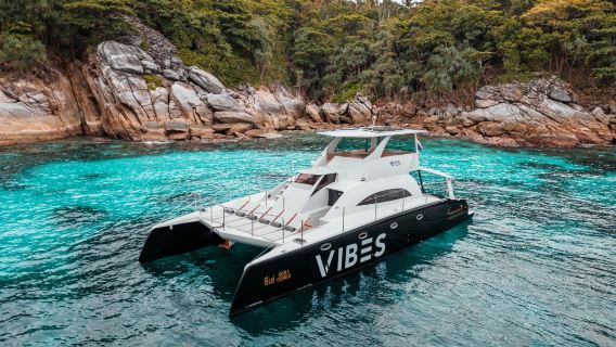 tanpa had pemandangan indah Similan dan nikmati pengalaman snorkeling dengan kapal layar catamaran dan bot laju yang dinaik taraf sepenuhnya.