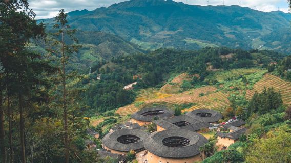 tour di un giorno all'attrazione Nanjing Tulou Tianluokeng per ammirare i quattro piatti e una zuppa - tempo più abbondante con piccoli gruppi