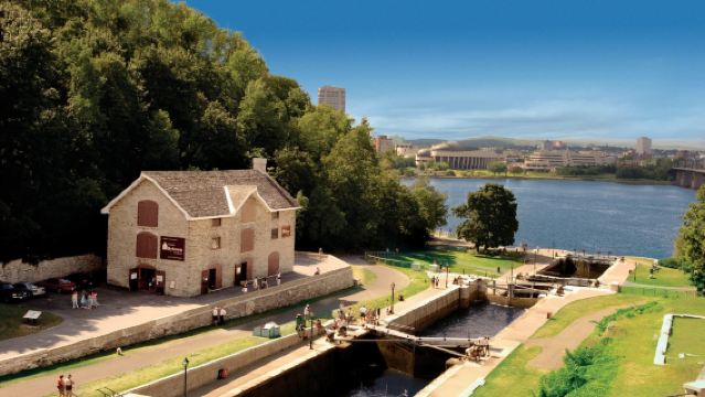 Lawatan sehari ke Muzium Perang Ottawa, Pasar ByWard, Bukit Parlimen, dan Terusan Rideau di Kanada