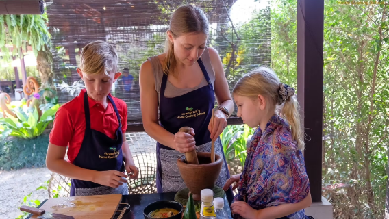 Grandma's Thai cooking course in Chiang Mai, Thailand, small class teaching