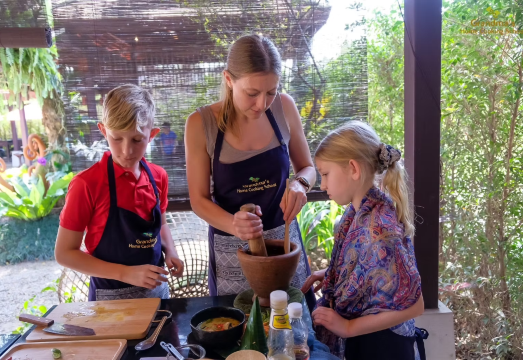 Grandma's Thai cooking course in Chiang Mai, Thailand, small class teaching
