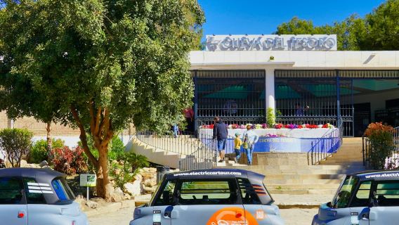Málaga: Geführte Elektroauto-Tour + Eintritt in die Schatzhöhle