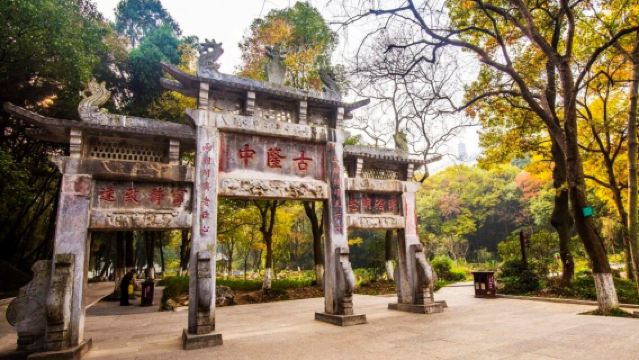 Xiangyang Ancient Longzhong + Ancient City Wall + Tangcheng Private Charter Day Tour