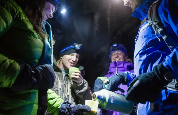 強斯頓峽谷夜間冰上漫步