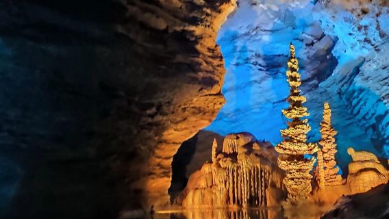 Tagesausflug mit Privattransfer zu den Longhu-Höhlen, Shizi-Höhlen und dem Panlong-Boardwalk in Bazhong, Sichuan, mit englischsprachigem Service