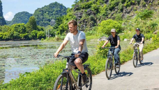 Hanói: Grupo pequeño de lujo de 9 personas a Ninh Binh: Hoa Lu, Tam Coc, Cuevas Mua y Casa Local