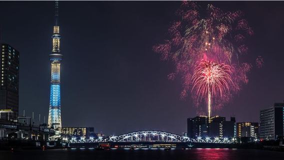 "View the Sumida River Fireworks Festival from a Houseboat (Includes Japanese-style Dinner on Board)" [Meet and Disband at Location]