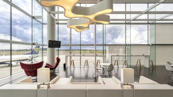 Kupon na korzystanie z salonu VIP w Porcie Lotniczym Santiago de Compostela|przesiadka/oczekiwanie na lot/odpoczynek/posiłki|podróże służbowe