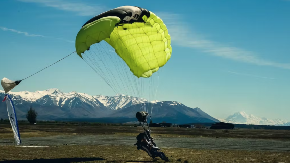 прыжок с парашютом с горы Кука в Новой Зеландии — испытайте себя! Тандемный прыжок с прыжок с парашютом с инструктором — обязательное место для посещения на Южном острове Новой Зеландии.