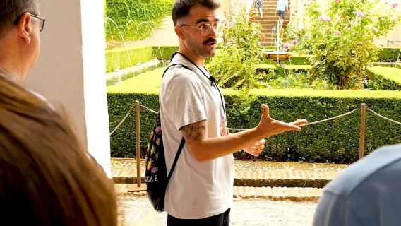 アルハンブラ宮殿：優先入場チケット + ガイド付きツアー