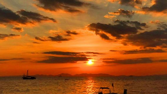 ทัวร์บาร์บีคิวชมพระอาทิตย์ตกดิน 4 เกาะในกระบี พร้อมชมแพลงก์ตอนเรืองแสง โดยเรือหางยาว