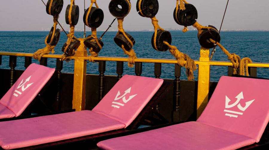 泰國芭堤雅體驗潛水浮潛7小時【格蘭島黑珍珠復古木船海盜船海釣遊艇落日泳池派對一日遊】