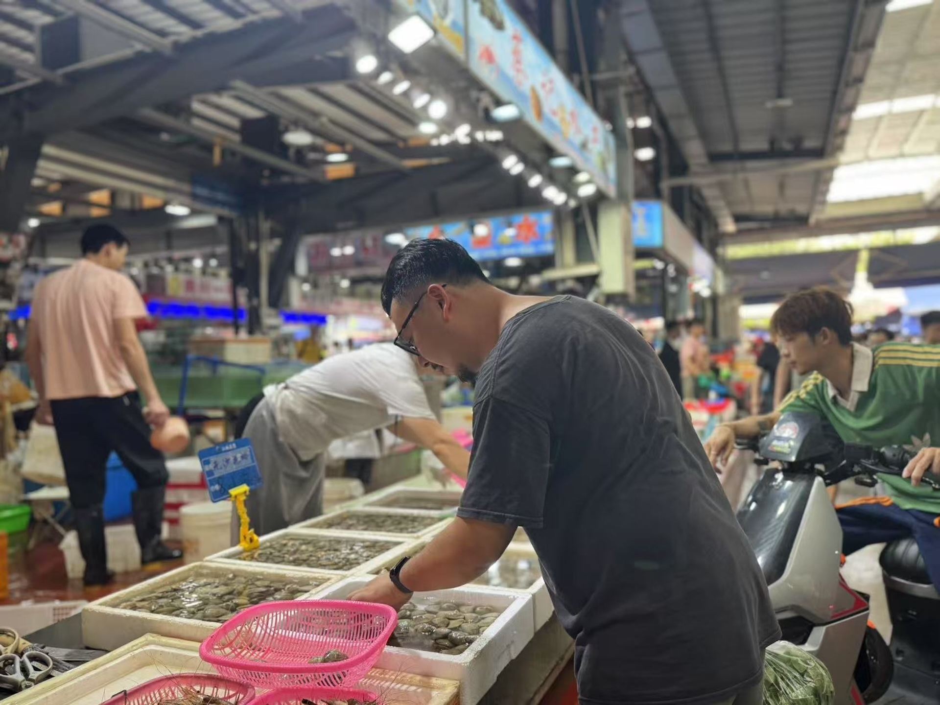 เดินตลาดกับชาวกว่างโจวแท้ๆ ชมวิถีชีวิตประจำวันของคนท้องถิ่นตั้งแต่ช้อปปิ้งจนถึงทำอาหาร - กว่างโจว - Eatwith