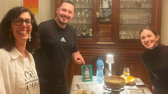 Cena tradicional suiza: fondue de queso, aperitivos y postre