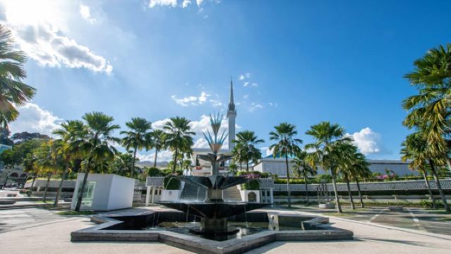 Kuala Lumpur: City Tour, KL Tower Ticket & Putrajaya w/ Boat